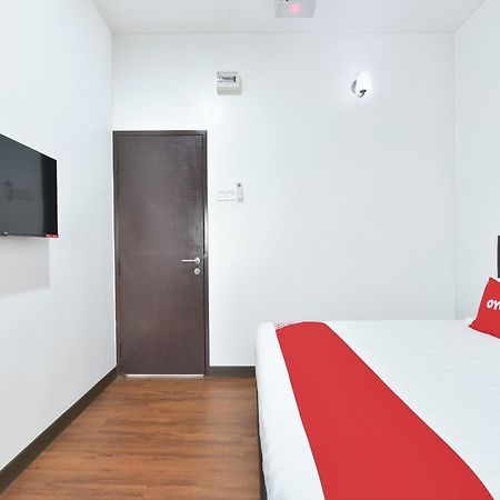 Oyo 90869 Hotel Madeena Inn Sepang Exterior photo
