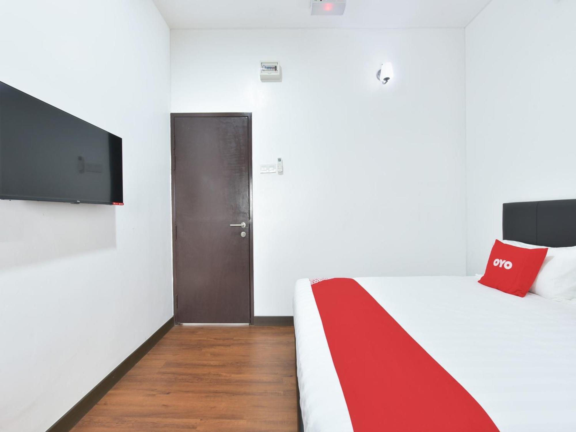 Oyo 90869 Hotel Madeena Inn Sepang Exterior photo
