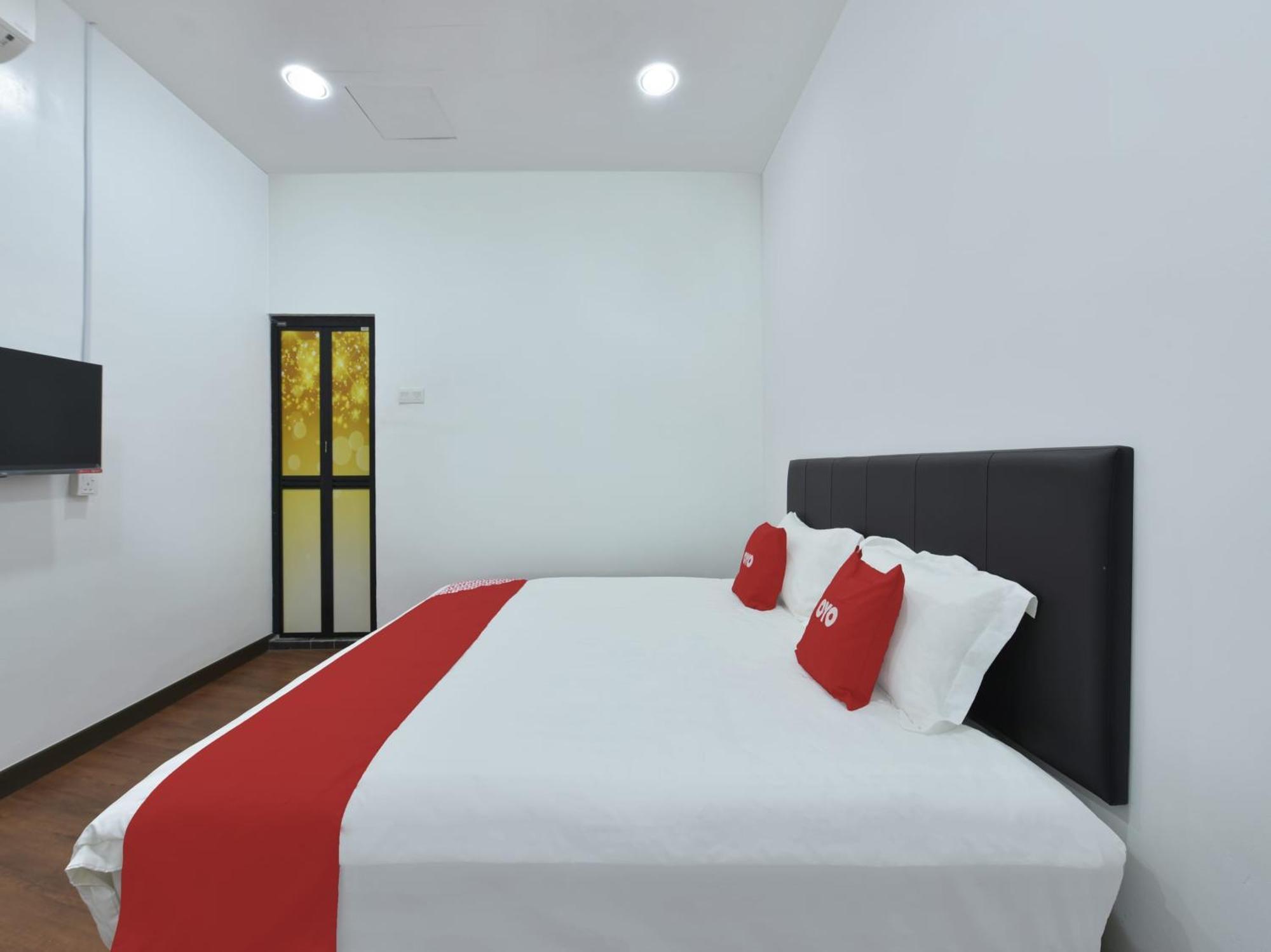 Oyo 90869 Hotel Madeena Inn Sepang Exterior photo