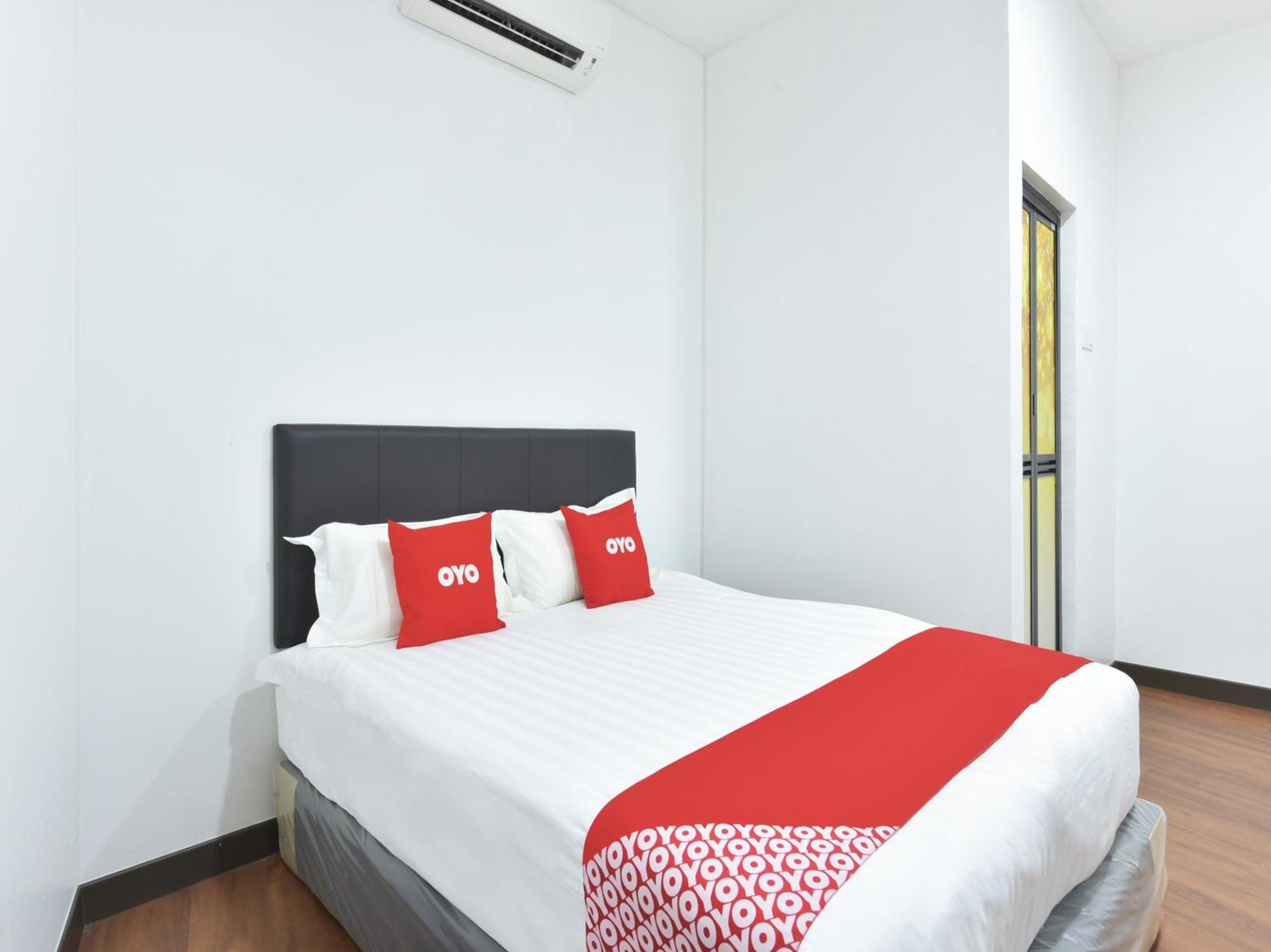 Oyo 90869 Hotel Madeena Inn Sepang Exterior photo
