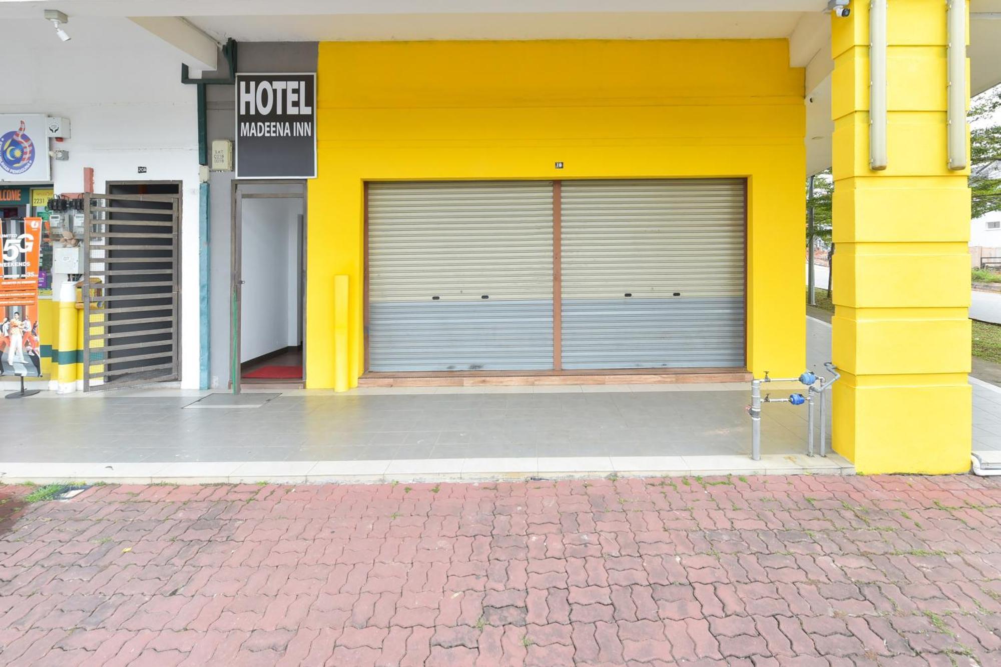 Oyo 90869 Hotel Madeena Inn Sepang Exterior photo